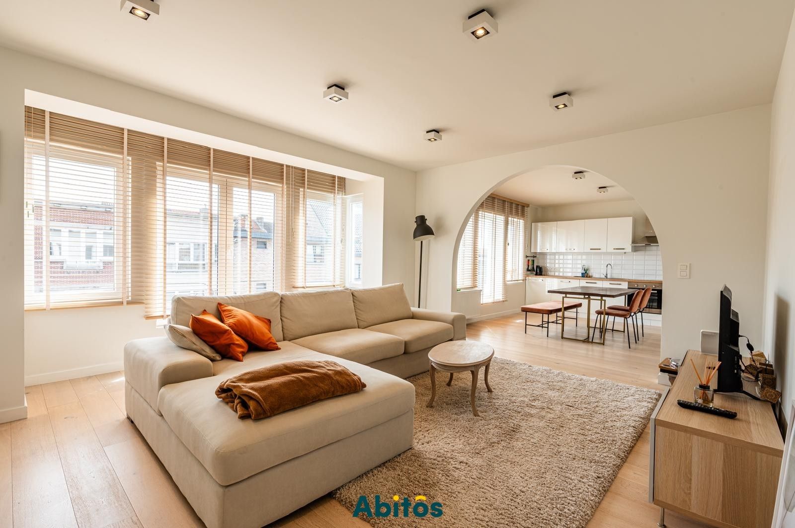 Ruim duplexappartement met 3 slaapkamers nabij Gent-Dampoort foto {{pictureIndex}}