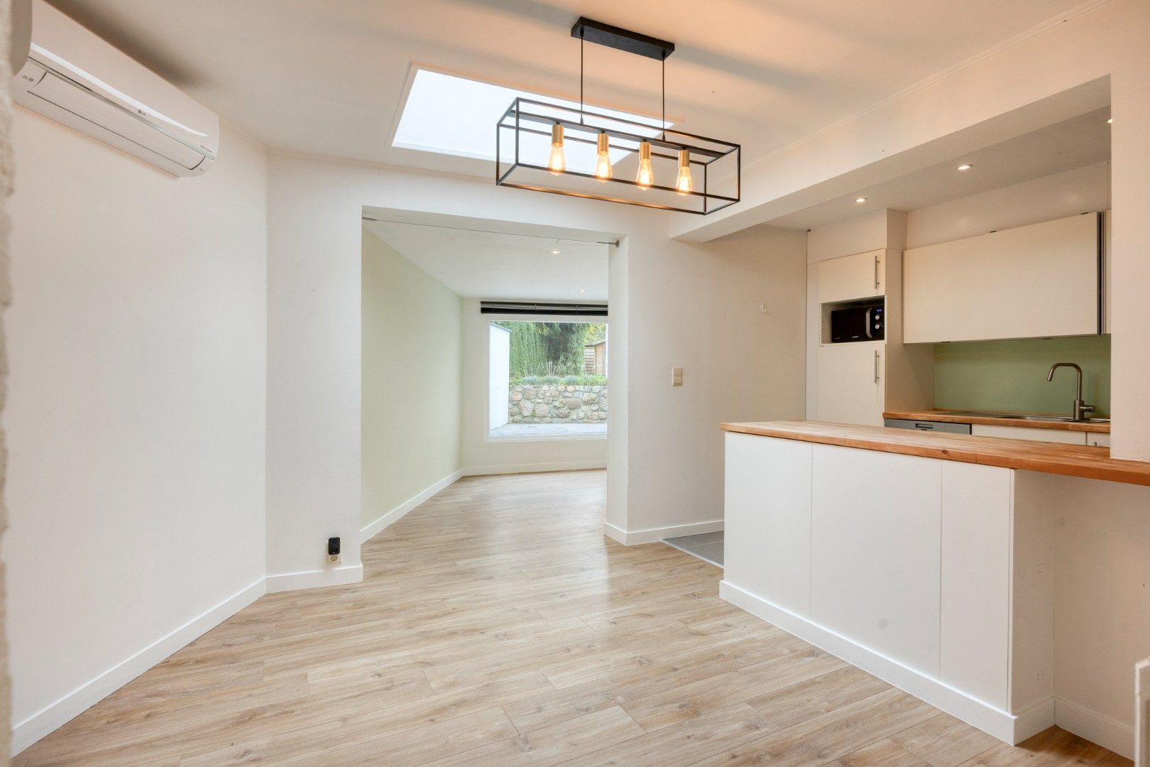 Recent gerenoveerde woning met 3 slaapkamers en prachtige tuin - EPC 141 kWh/m² - bewoonbare oppervlakte 137 m²         foto {{pictureIndex}}