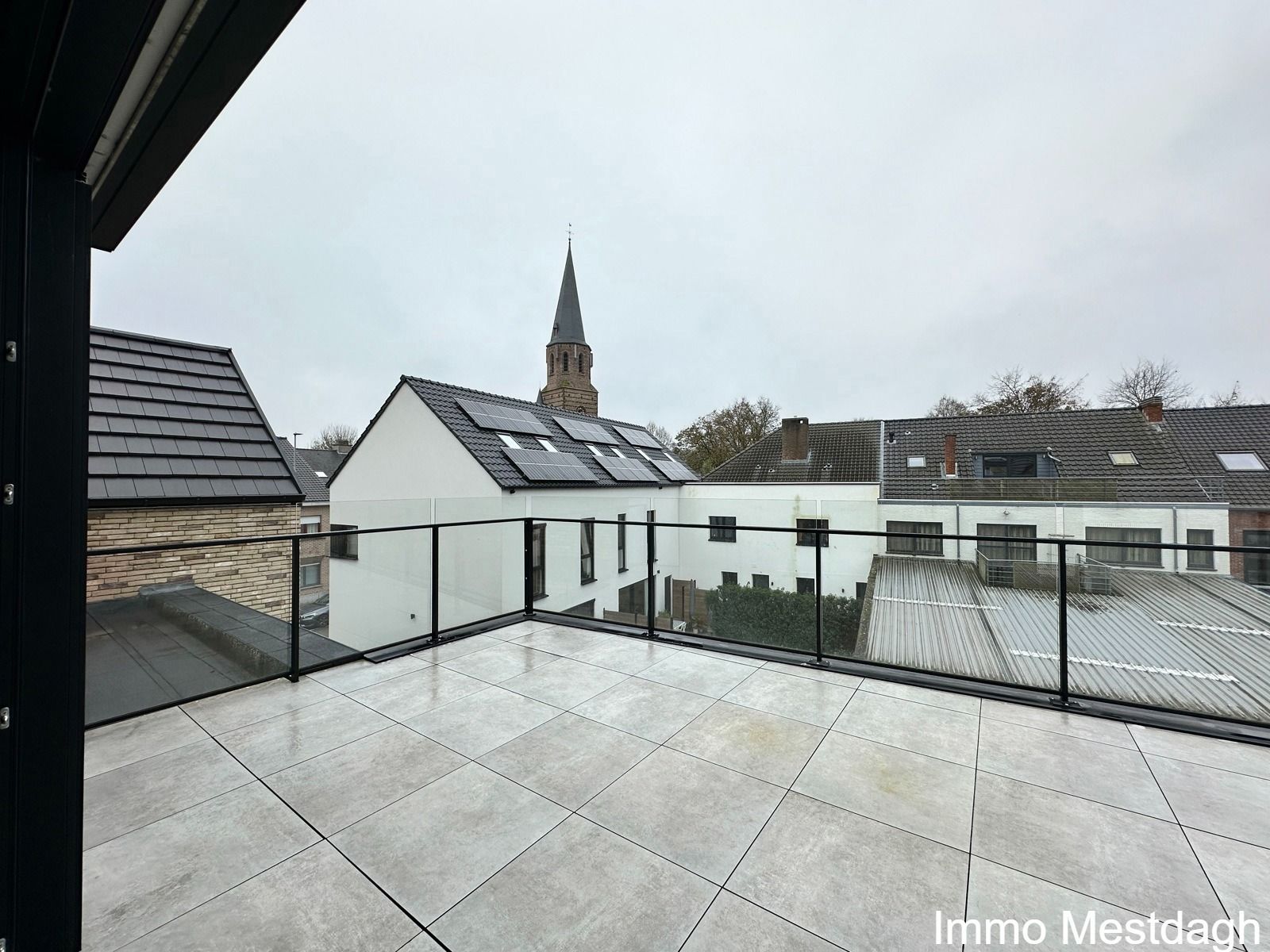 Nieuwbouw appartement op de 2de verdieping, instapklaar, met ruim zuid gericht zonnig terras. foto 3