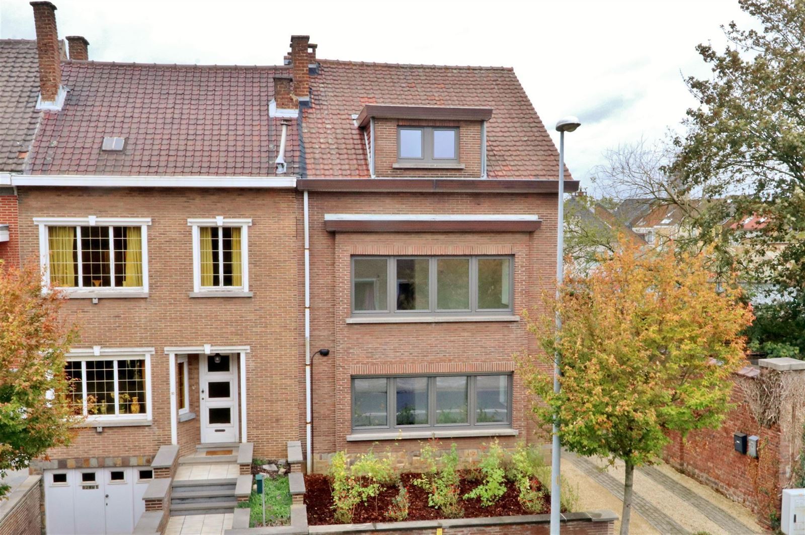 Opbrengstwoning met 2 volledig gerenoveerde appartementen en garages foto 1