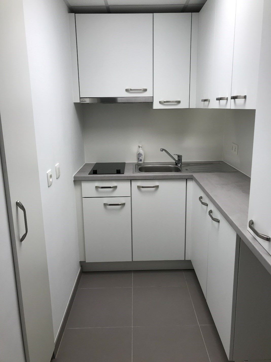 Gerenoveerde serviceflat op derde verdieping te midden het groen in Assebroek. foto 4
