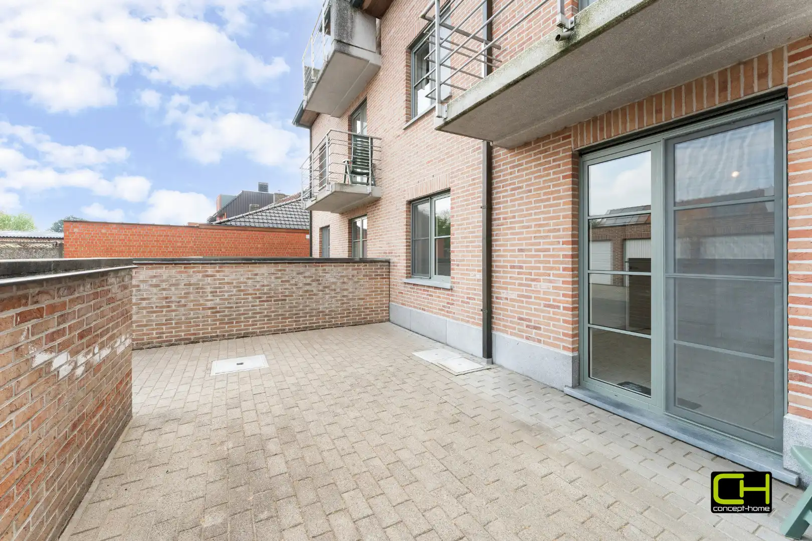 Instapklaar 2 kamerappartement met groot terras en prive parkeerplaats foto 14