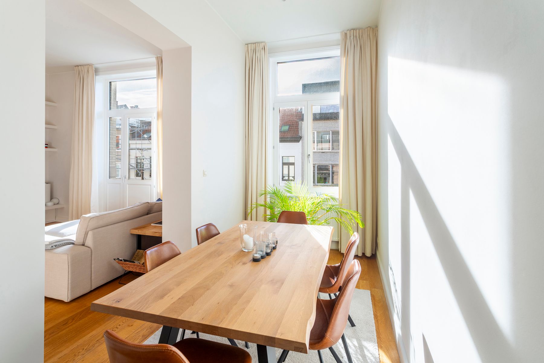 Licht en ruim bemeubeld appartement in hartje Zuid-Antwerpen foto 9