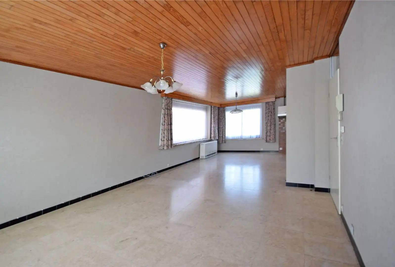 GELIJKVLOERS APPARTEMENT MET 2 SLAAPKAMERS foto 2