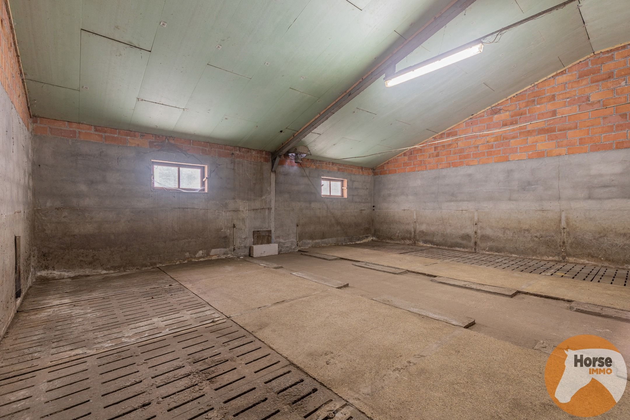 LOKEREN -Landelijk gelegen bedrijfswoning met stallencomplex foto 20