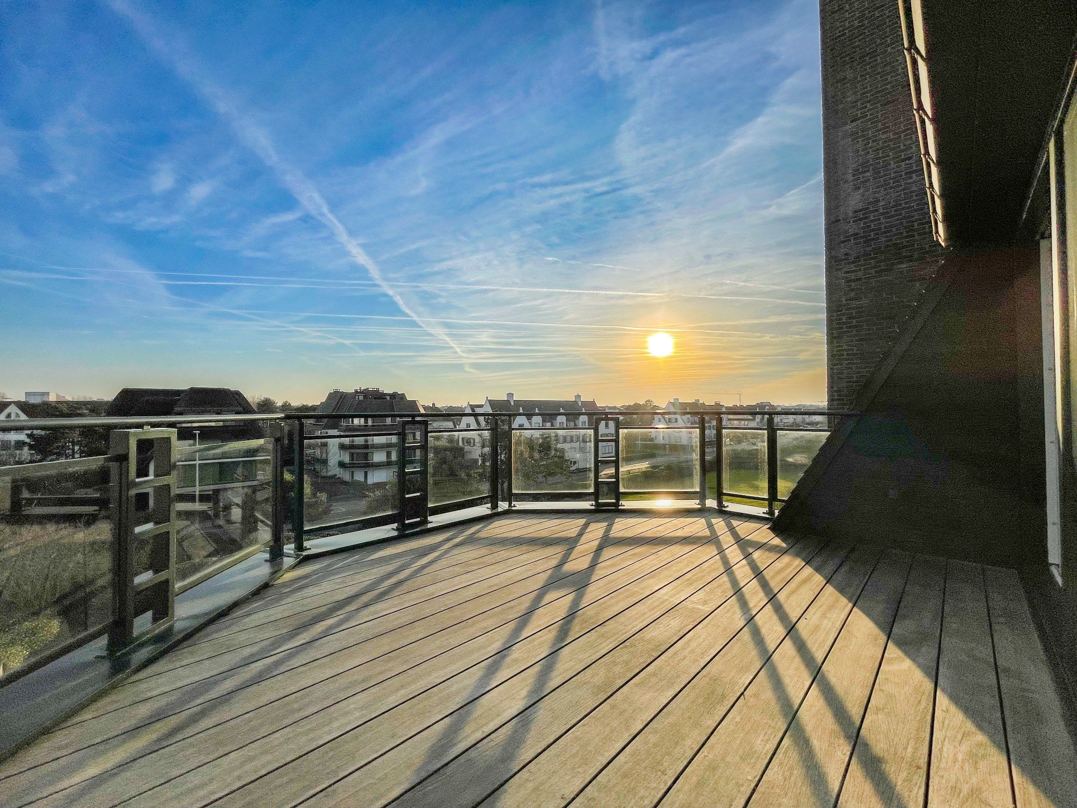 Uniek gelegen hoekappartement met ruime terrassen gelegen op de Wandeldijk in het Zoute. foto 6
