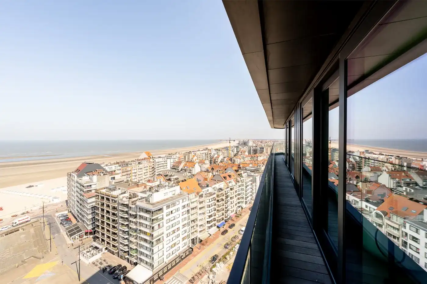 Fenomenaal afgewerkt hoek-appartement op de 15de verdieping van de Heldentoren met zicht op Zee, Knokke en omstreken. foto 6