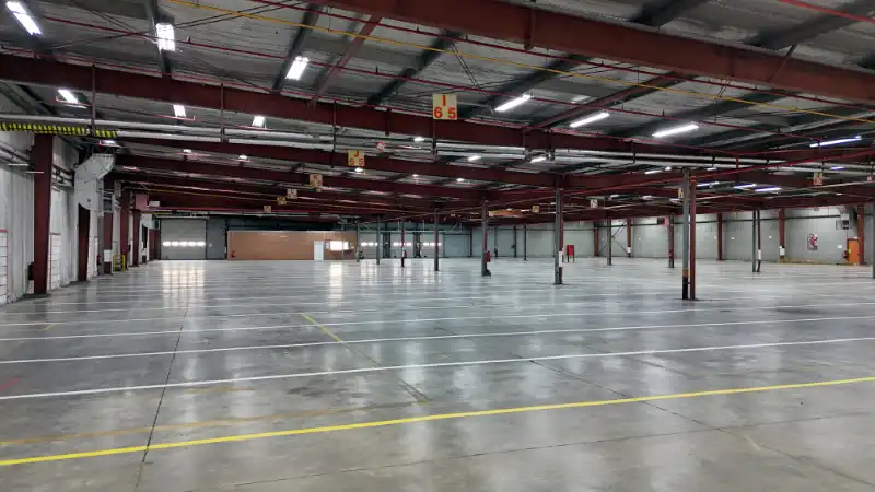 Magazijn met kantoren te huur foto 2