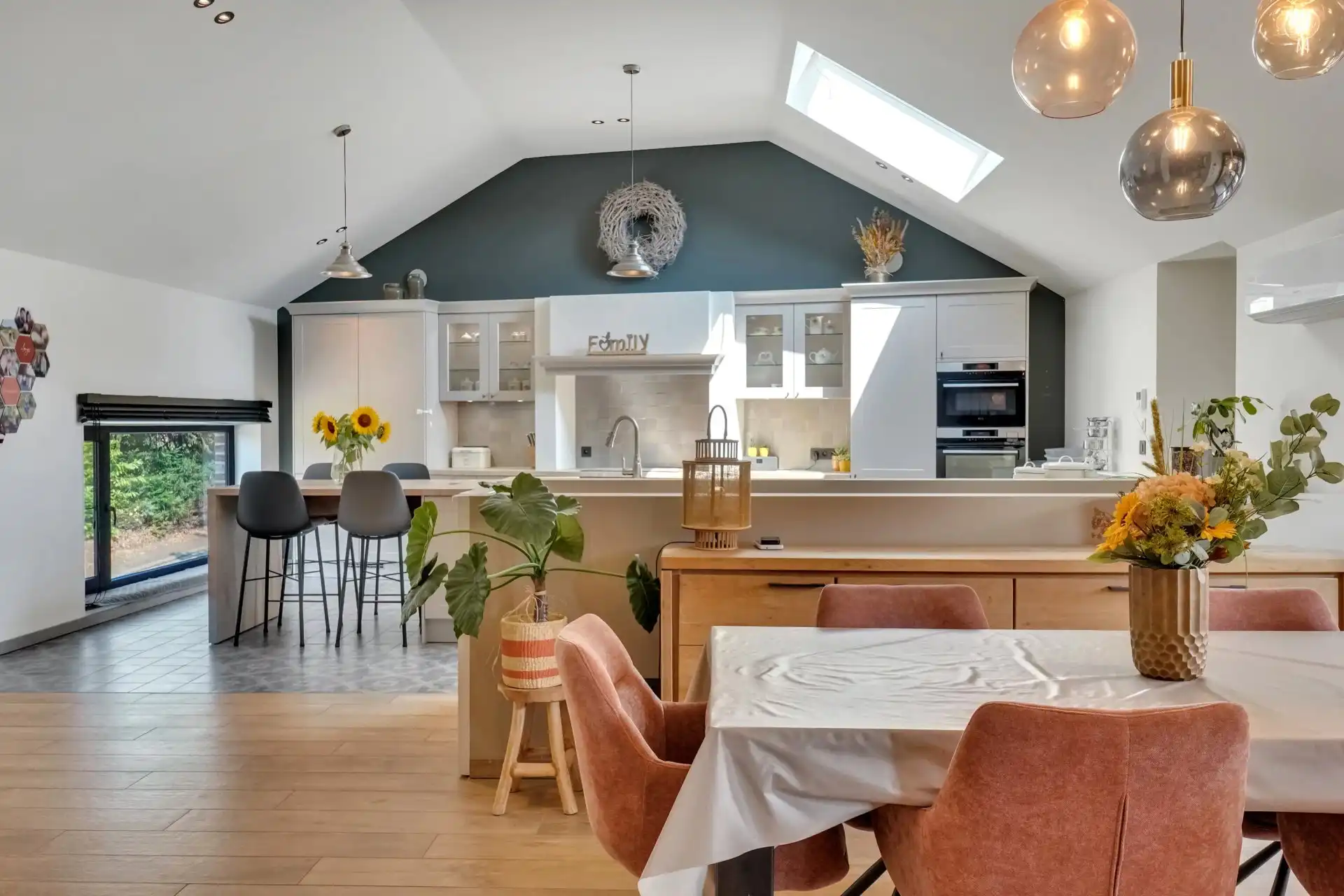 Gerenoveerde gezinswoning met 3 ruime slaapkamers foto 8