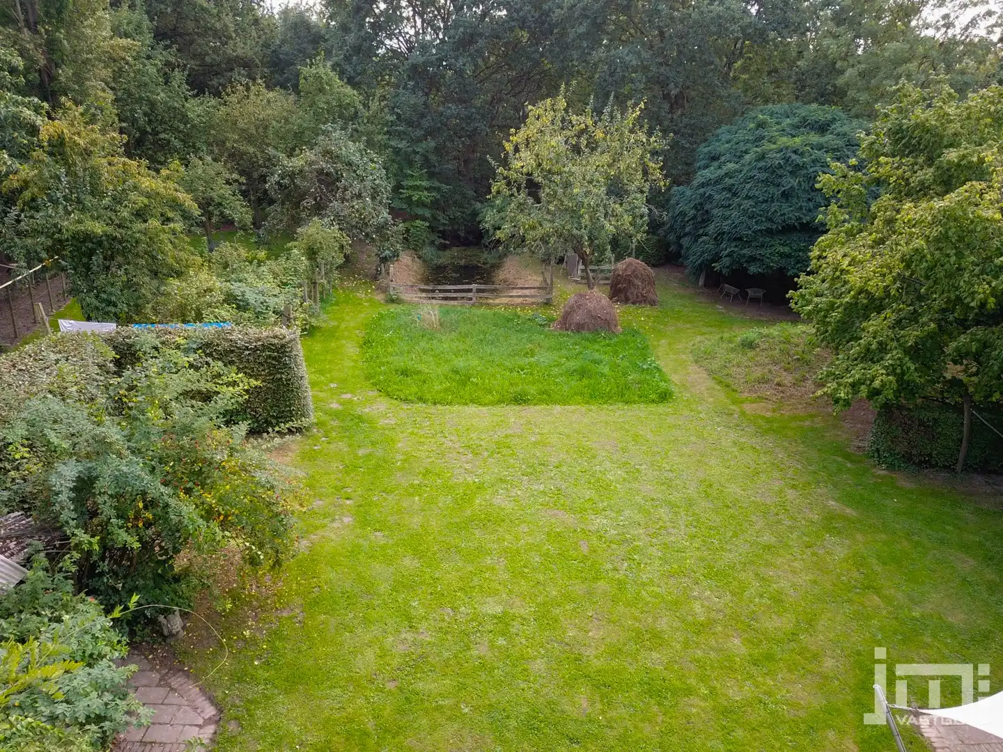 Unieke, karaktervolle woning met prachtige vide en idyllische tuin foto 2