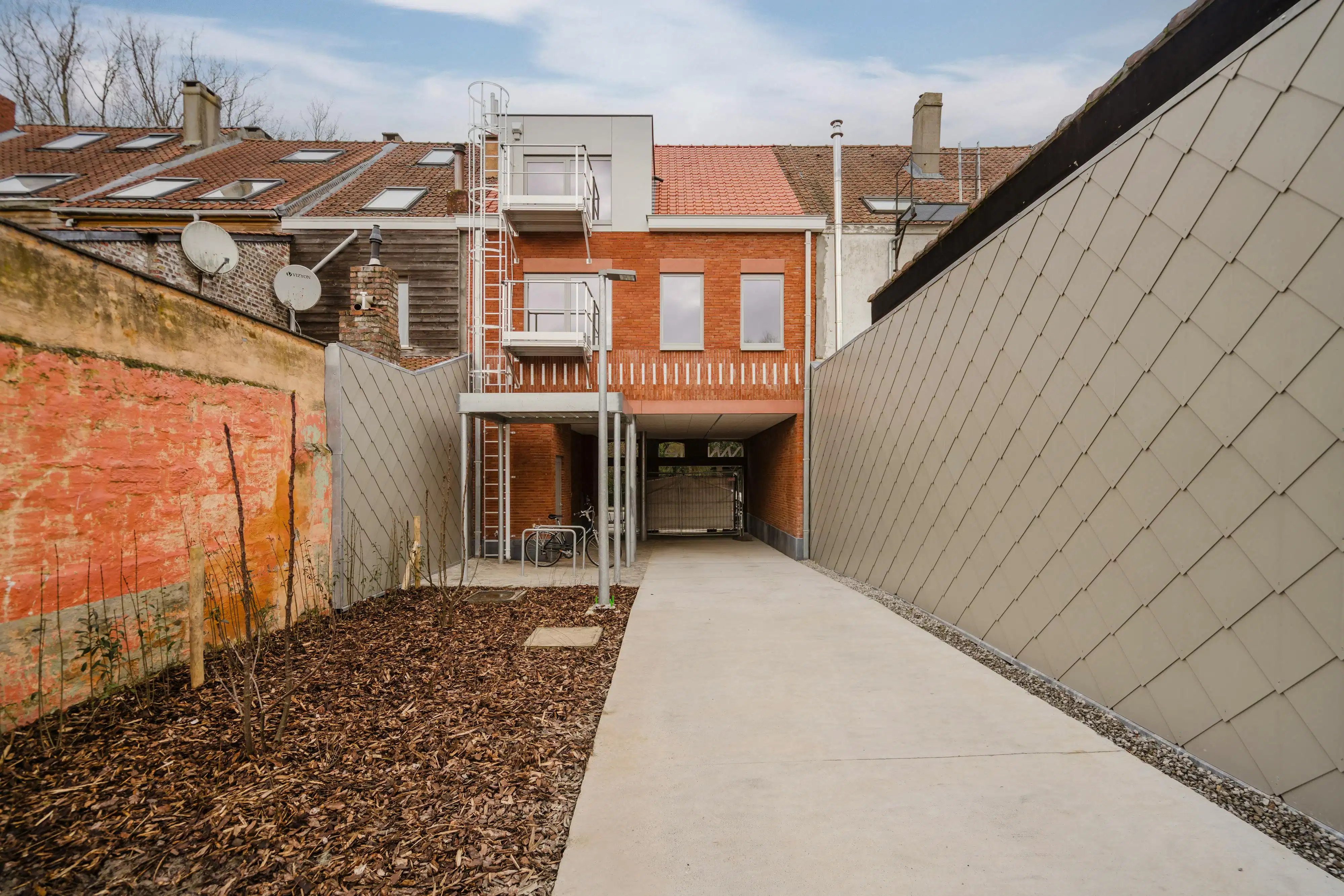 Opbrengsteigendom te koop te Kortrijk – nieuwbouw in één geheel foto {{pictureIndex}}