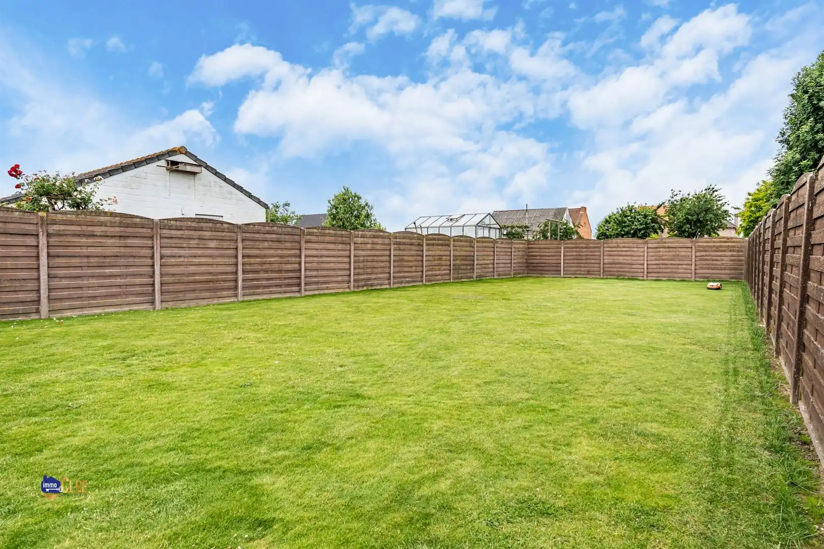 Gelijkvloerse bungalow met veranda, garage en ruime tuin foto 15
