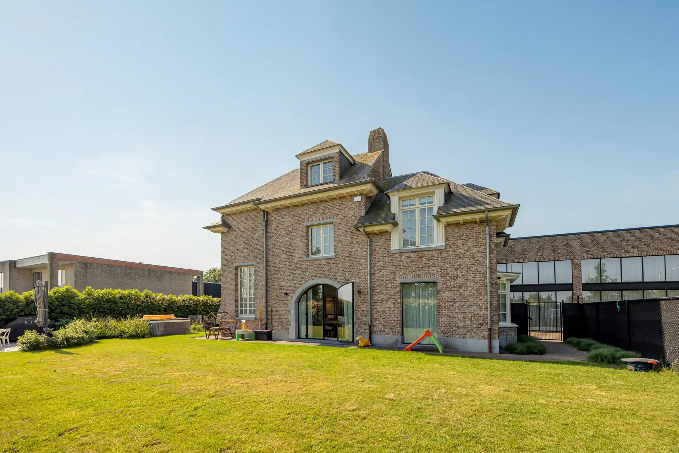 Magazijn met showroom, kantoren en prachtige woning te koop foto 4