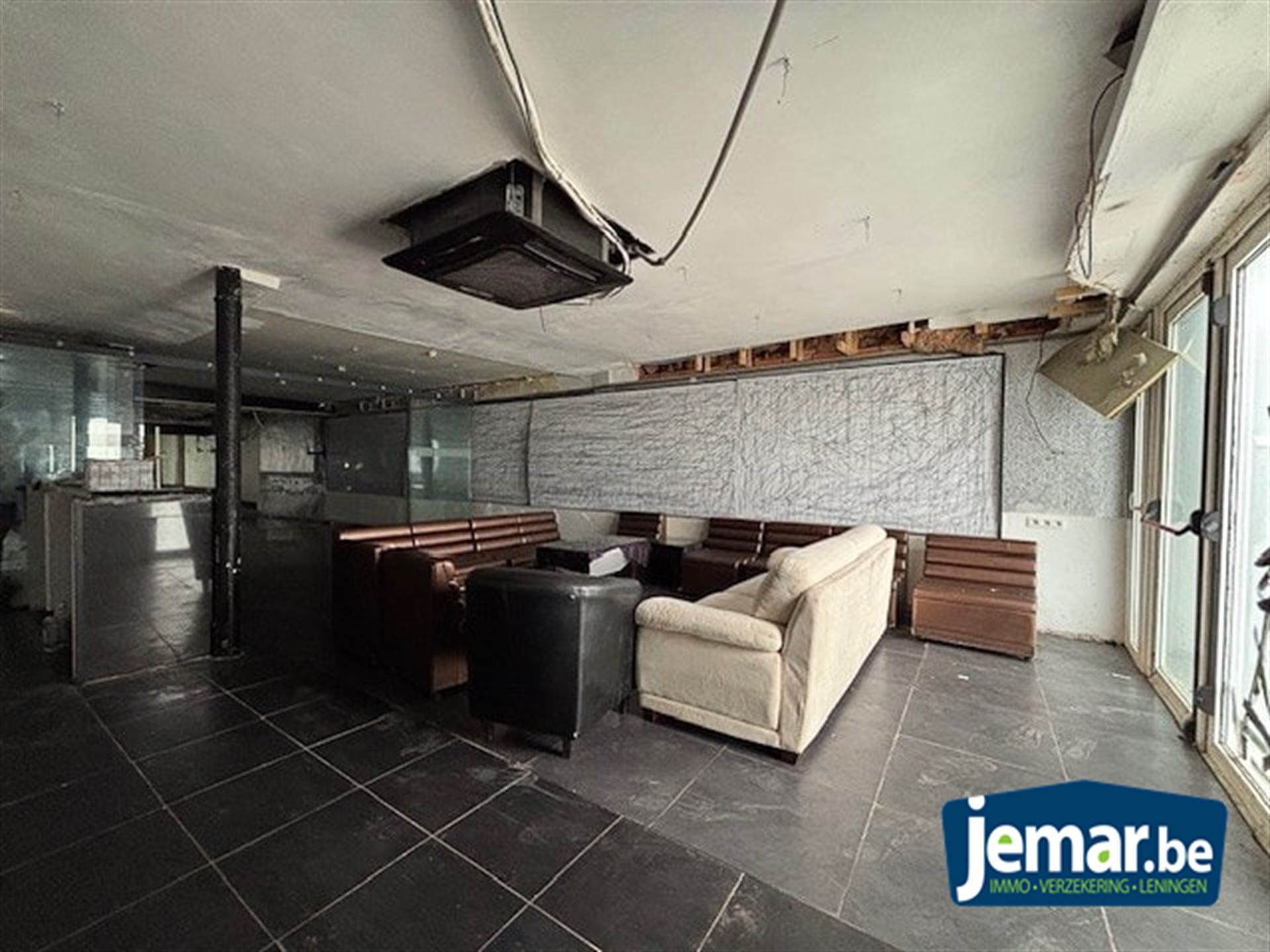 Handelspand met bovenliggend appartement met 1 slaapkamer gelegen op commerciële locatie in Maasmechelen! foto 5