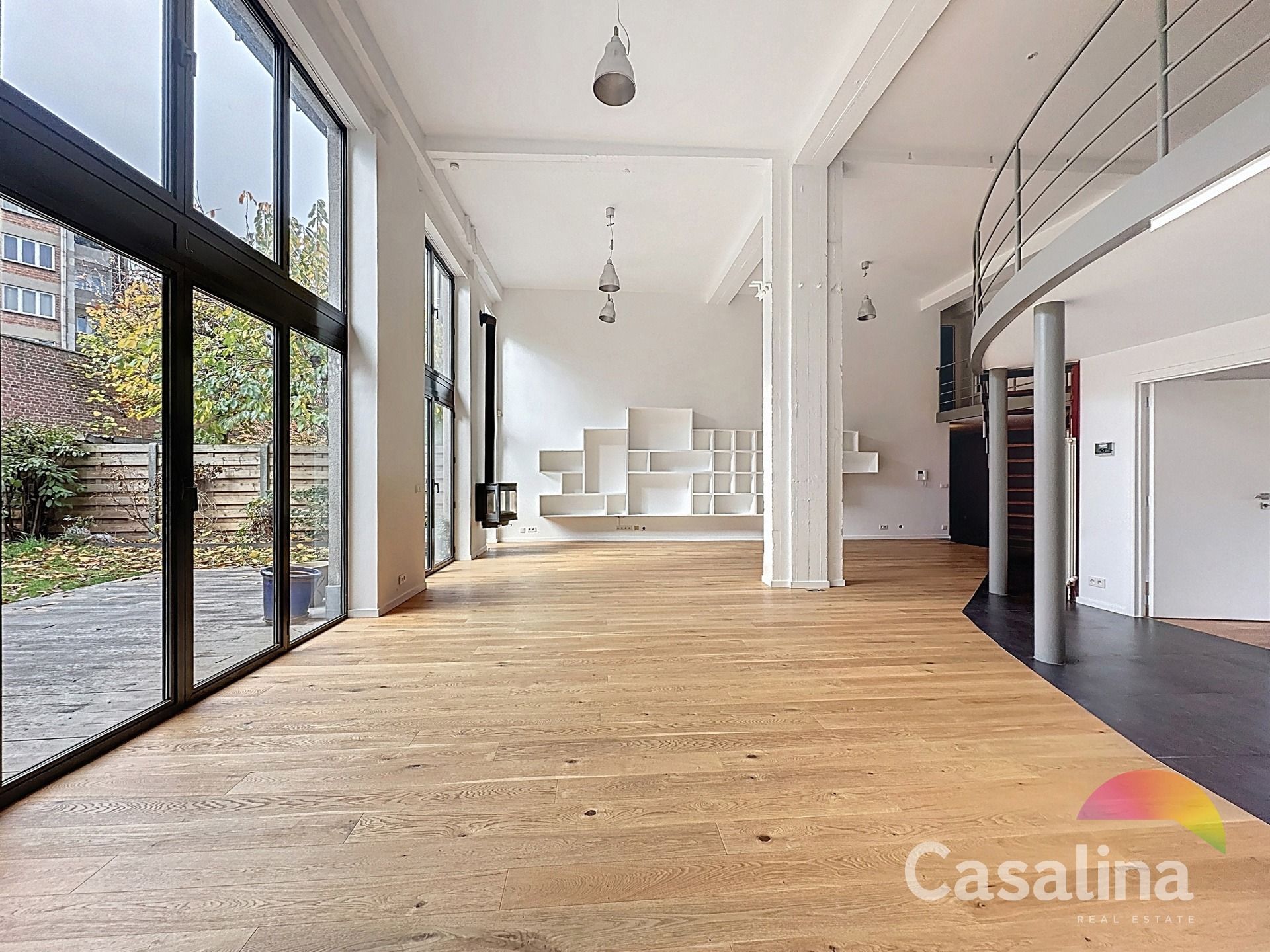 Loft van 281 m² met tuin foto 2