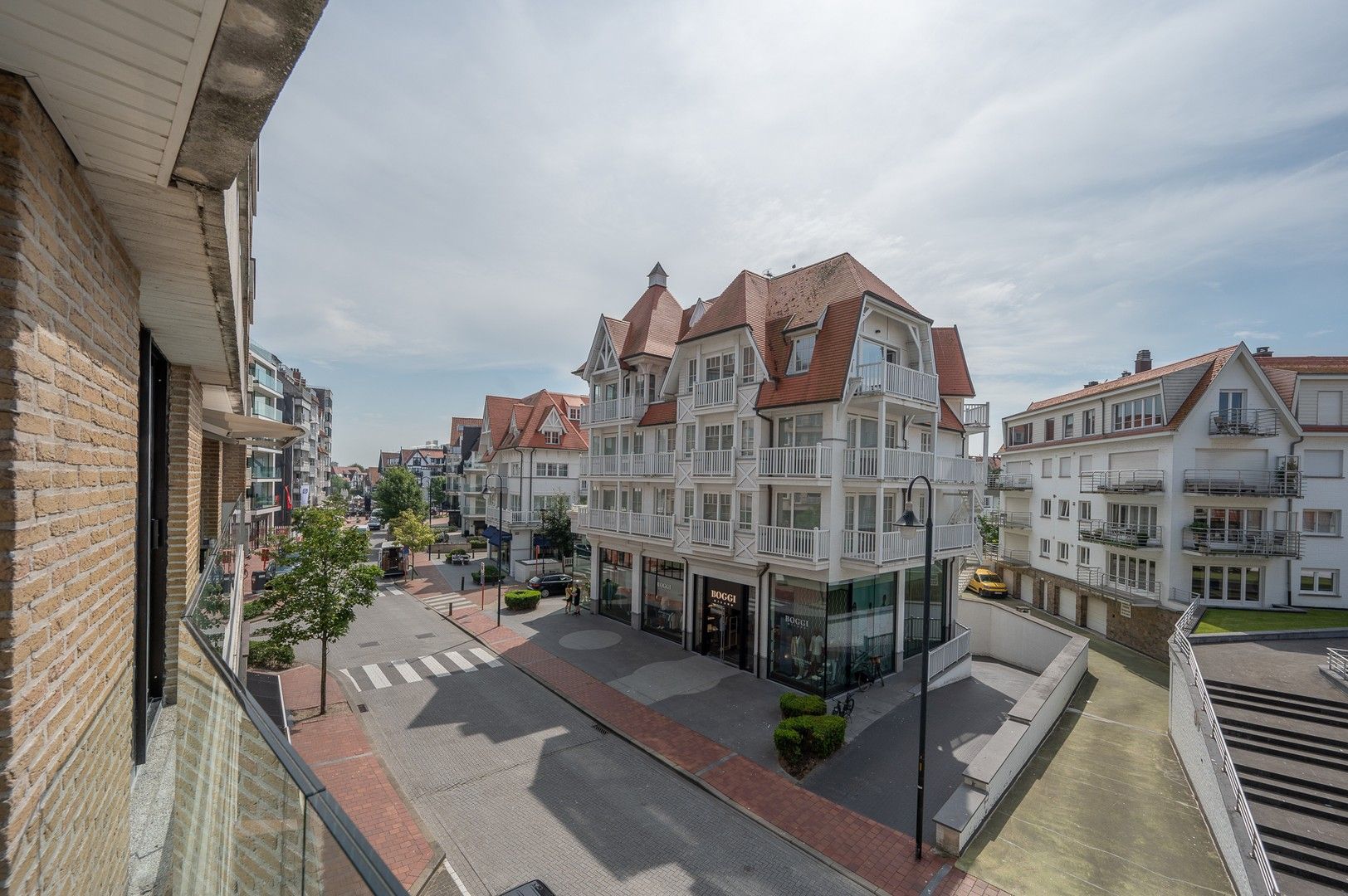 Magnifiek gerenoveerd appartement gelegen in de Kustlaan in hartje Zoute. foto 4