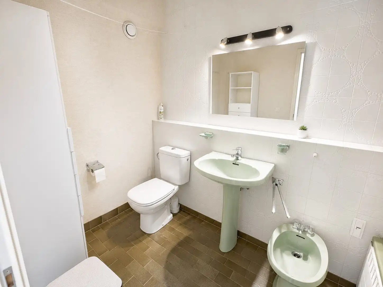 Ruim gelijkvloers appartement te koop met uitzonderlijk zonneterras in de gegeerde Concessie van De Haan. foto 8