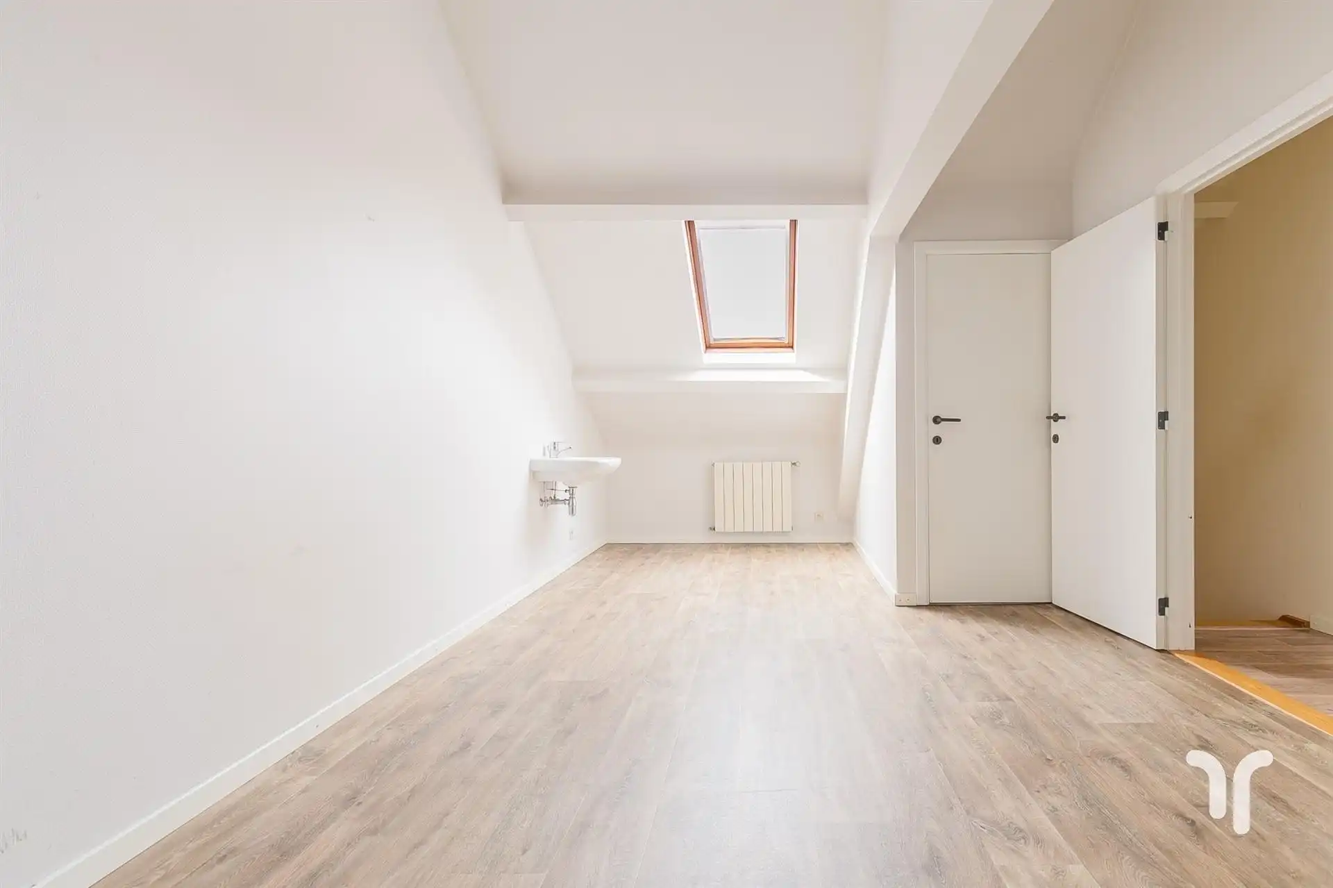 Commercieel gelegen kantoorgebouw met parking, uitweg en appartement met 3 slaapkamers. foto 9