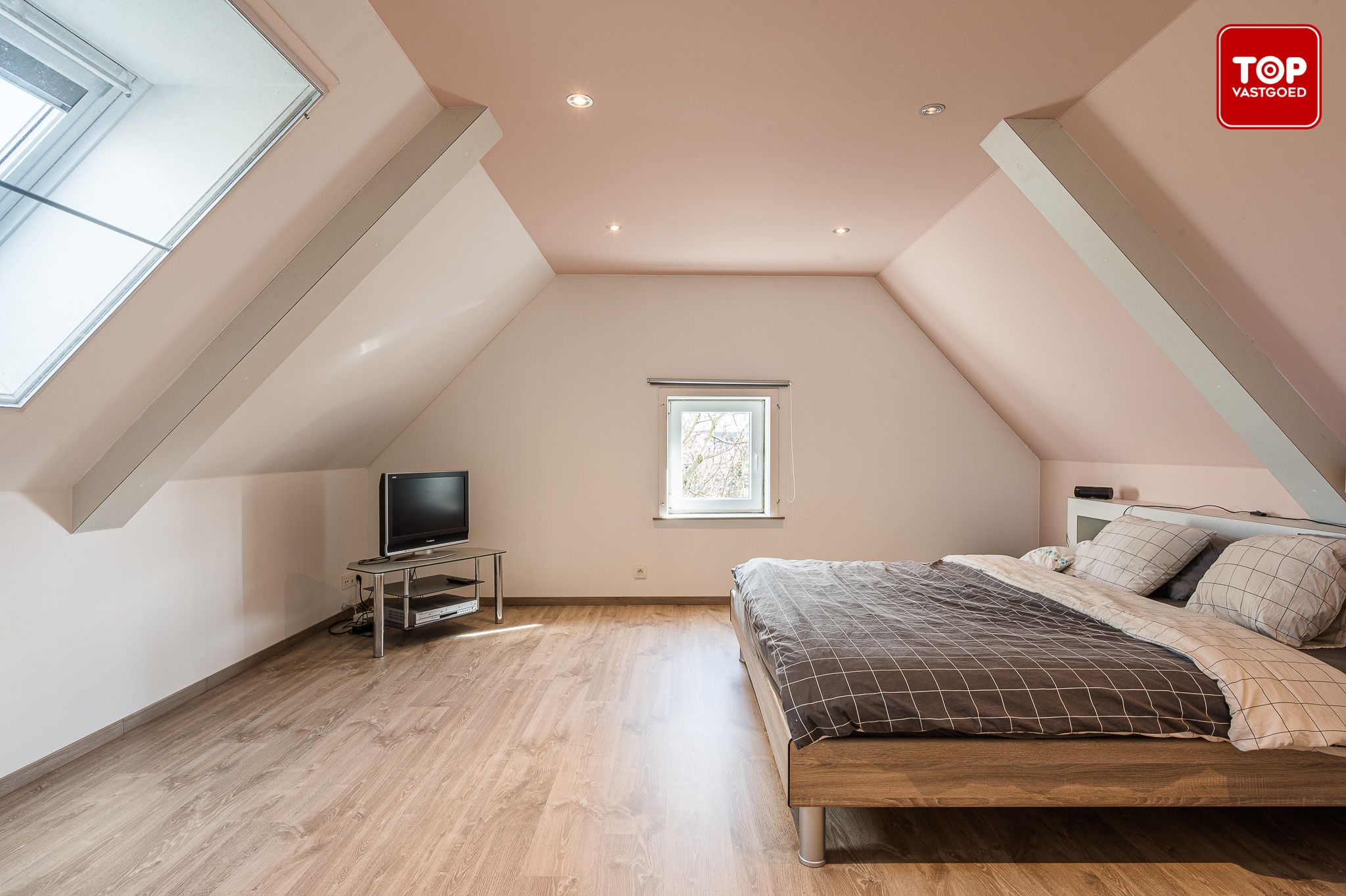 instapklare woning met zicht op uitgestrekte velden foto 14