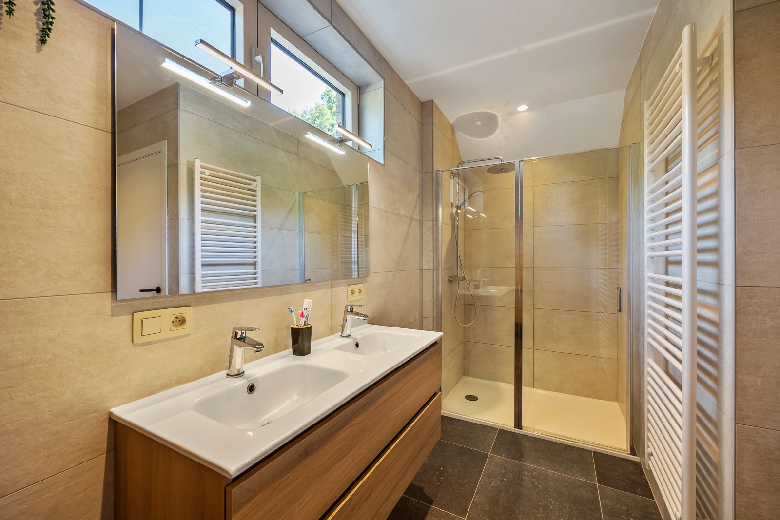 Instapklare woning met karakter, licht en ruimte in Hoevenen ! foto 12
