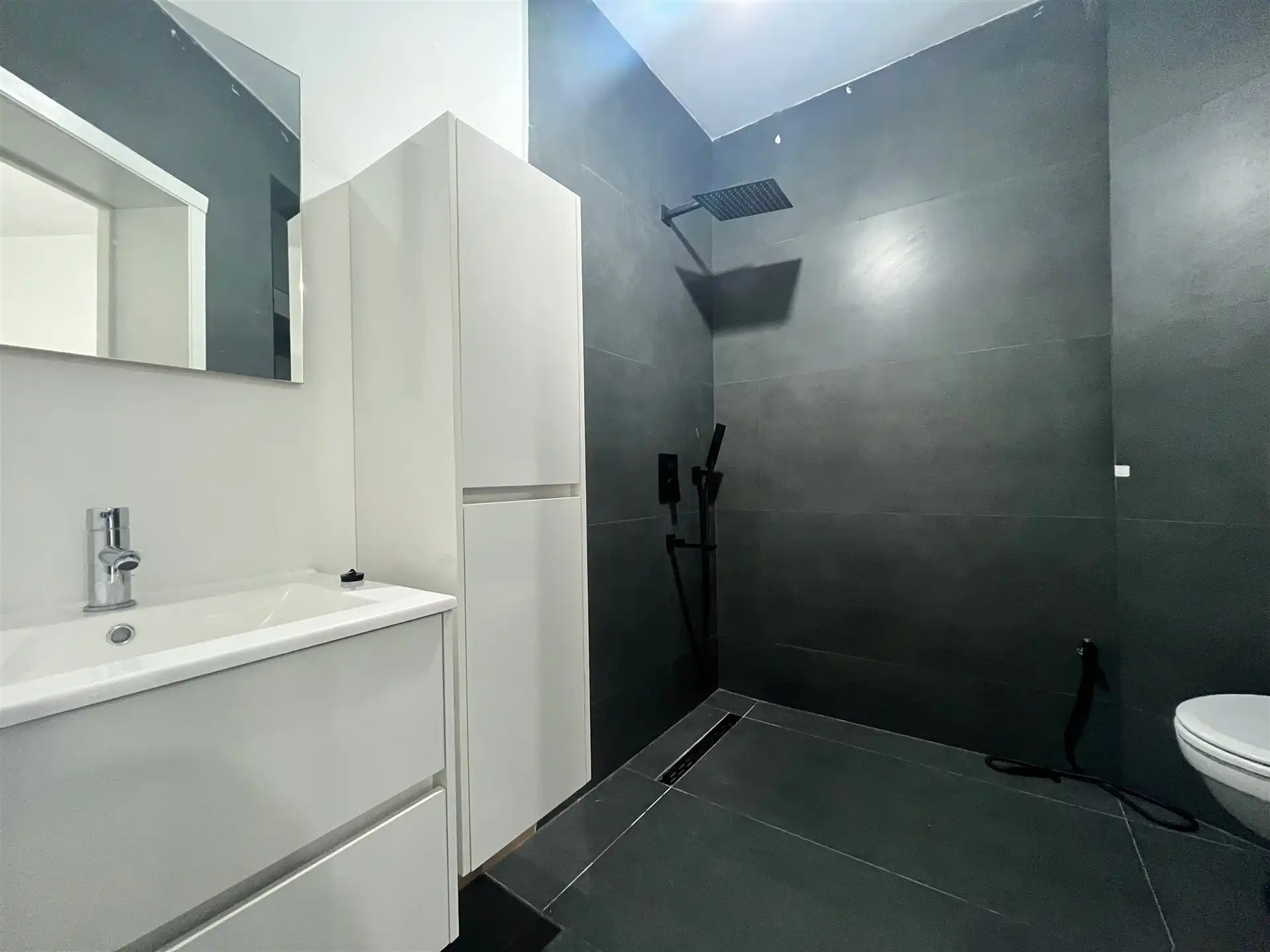 Volledig vernieuwd 2-slaapkamerappartement met gemeenschappelijk terras foto 9