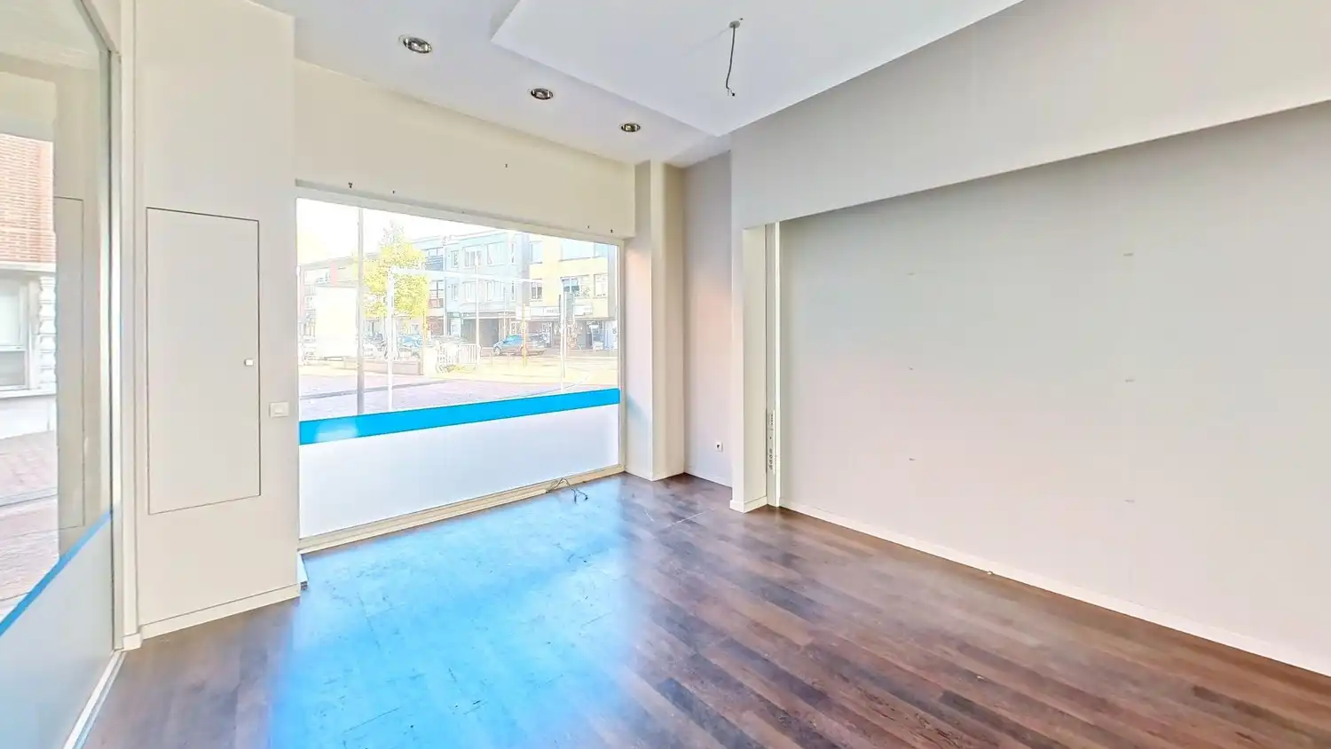 Handelspand met zeer ruim appartement in het centrum Brakel! foto 4