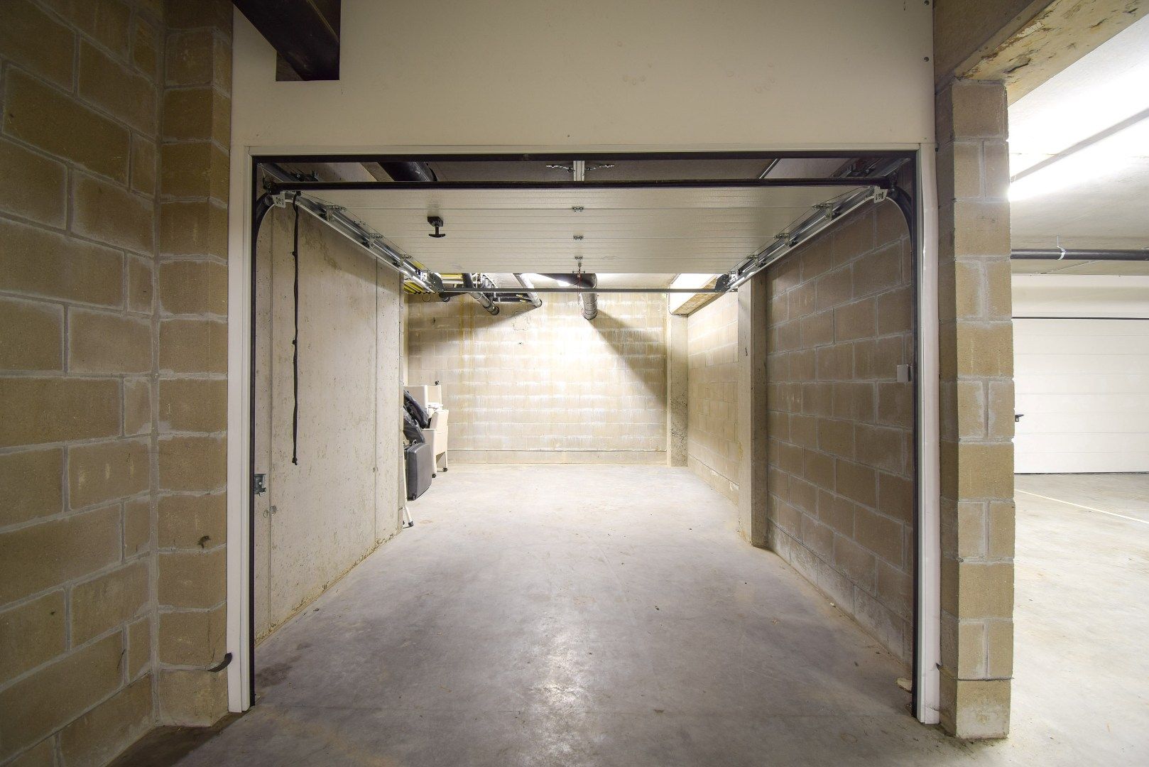 Ruime garagebox in centrum Gistel foto {{pictureIndex}}