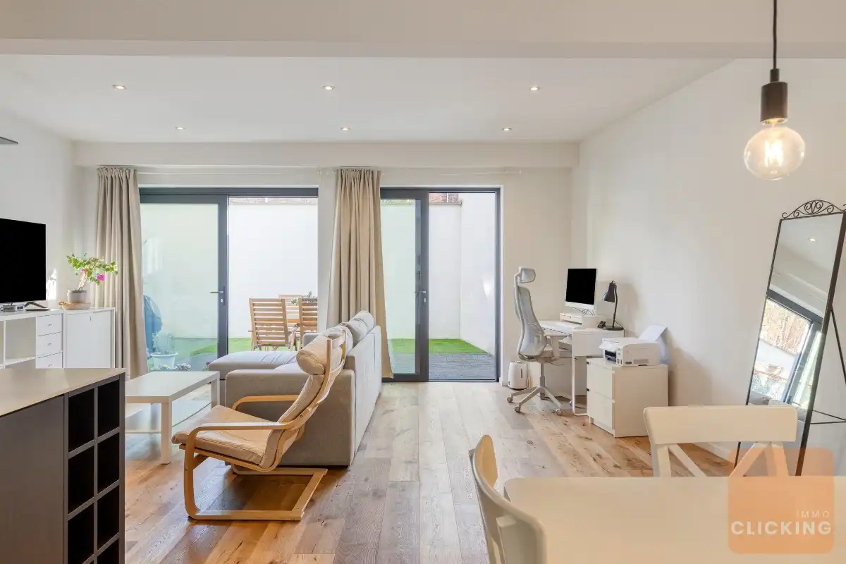 Stijlvol en recent appartement met tuin en patio foto 6