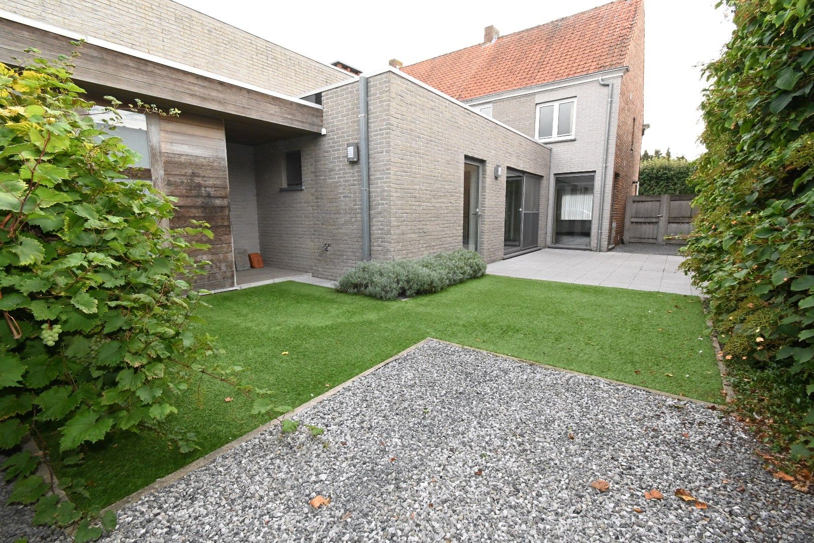 Halfopen bebouwing met tuin gelegen aan de rand van het centrum foto 28