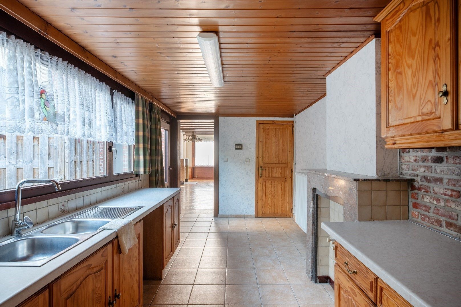 Rijwoning in Geel centrum met tuin en  3 slaapkamers . foto 3