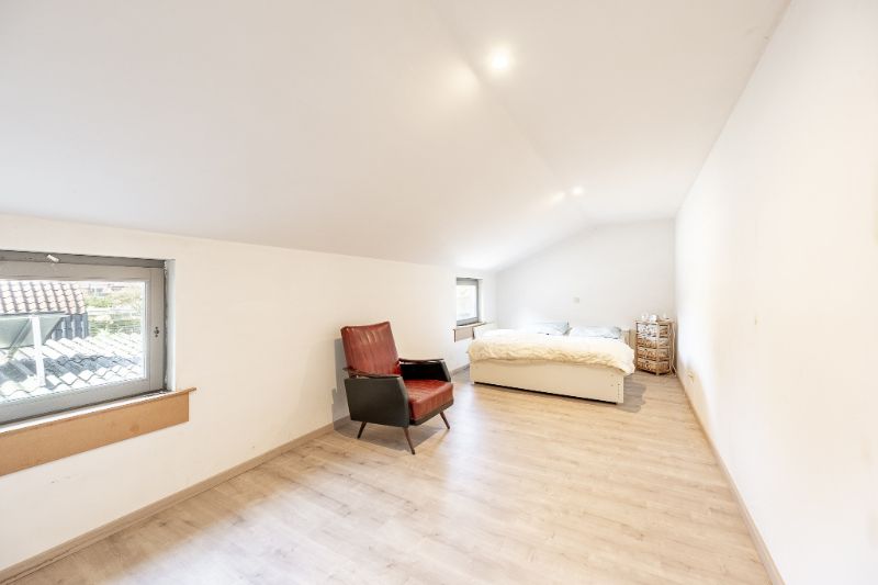 Instapklare woning met grote garage en tuin. foto 9