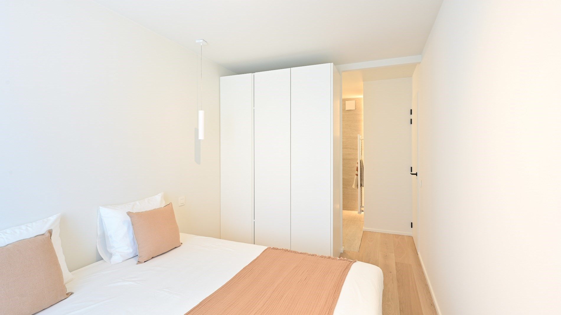 Luxueus vernieuwd appartement, gelegen in de Kustlaan, tussen het Van Bunnenplein en het Lichttorenplein. foto 19