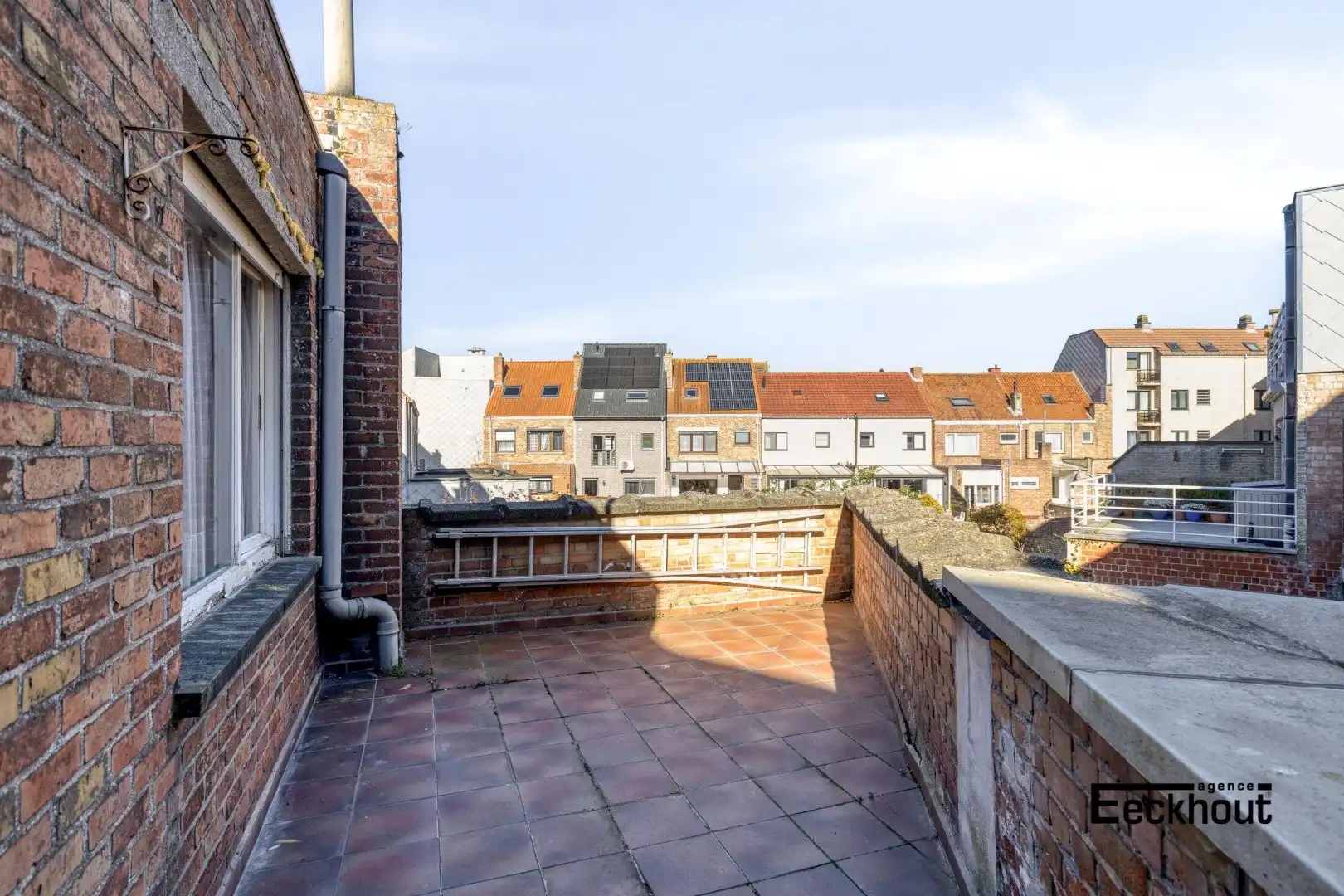 Zeer ruime woning boordevol potentieel met grote garages en mooi open zicht! foto 10