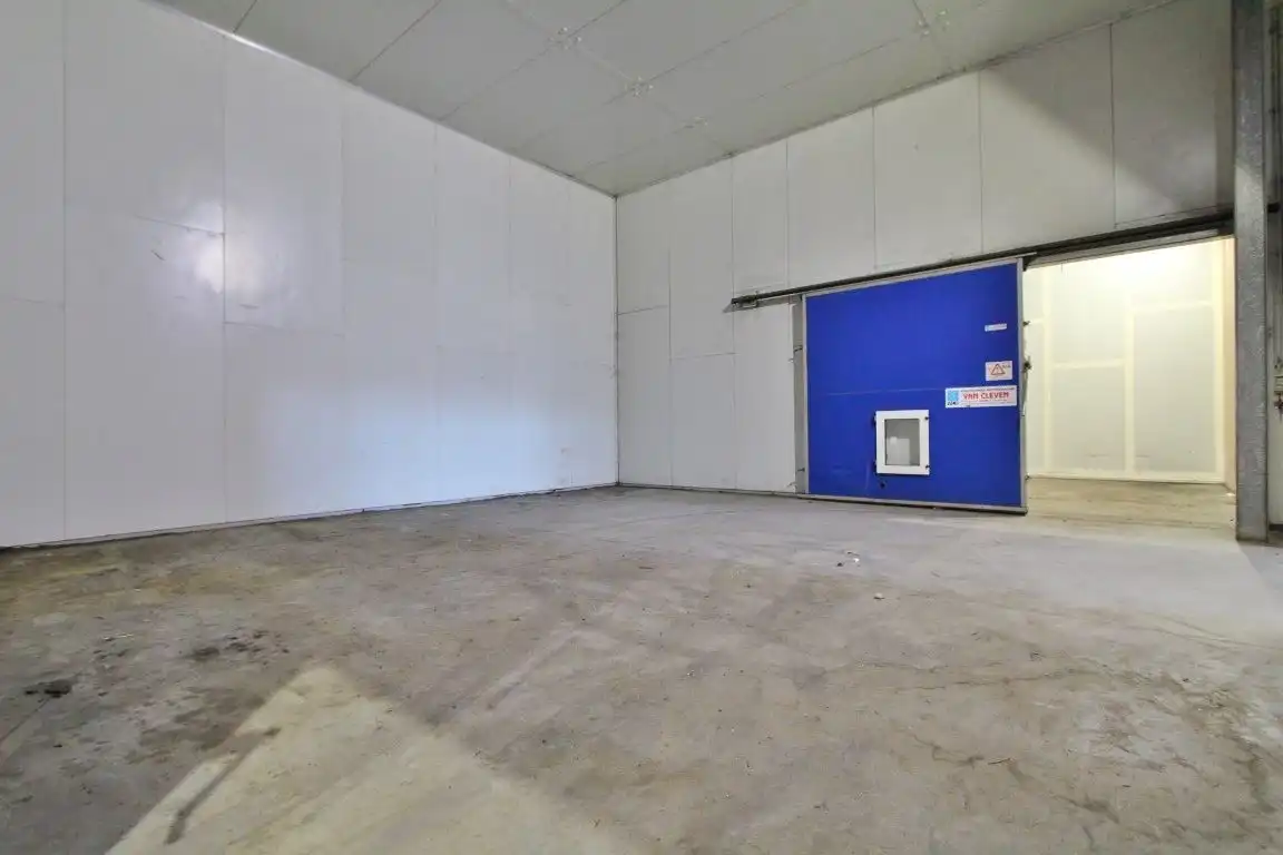 Ruime stockageruimte met frigoloodsen foto 16