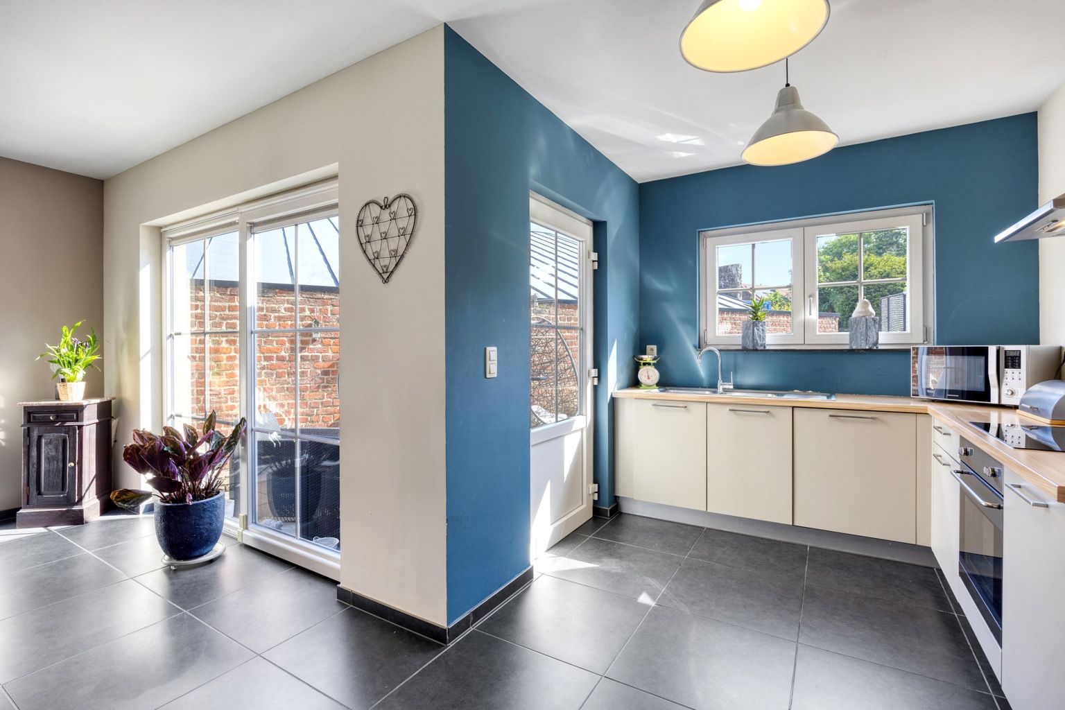  Instapklare recente woning met tuintje en carport foto 12