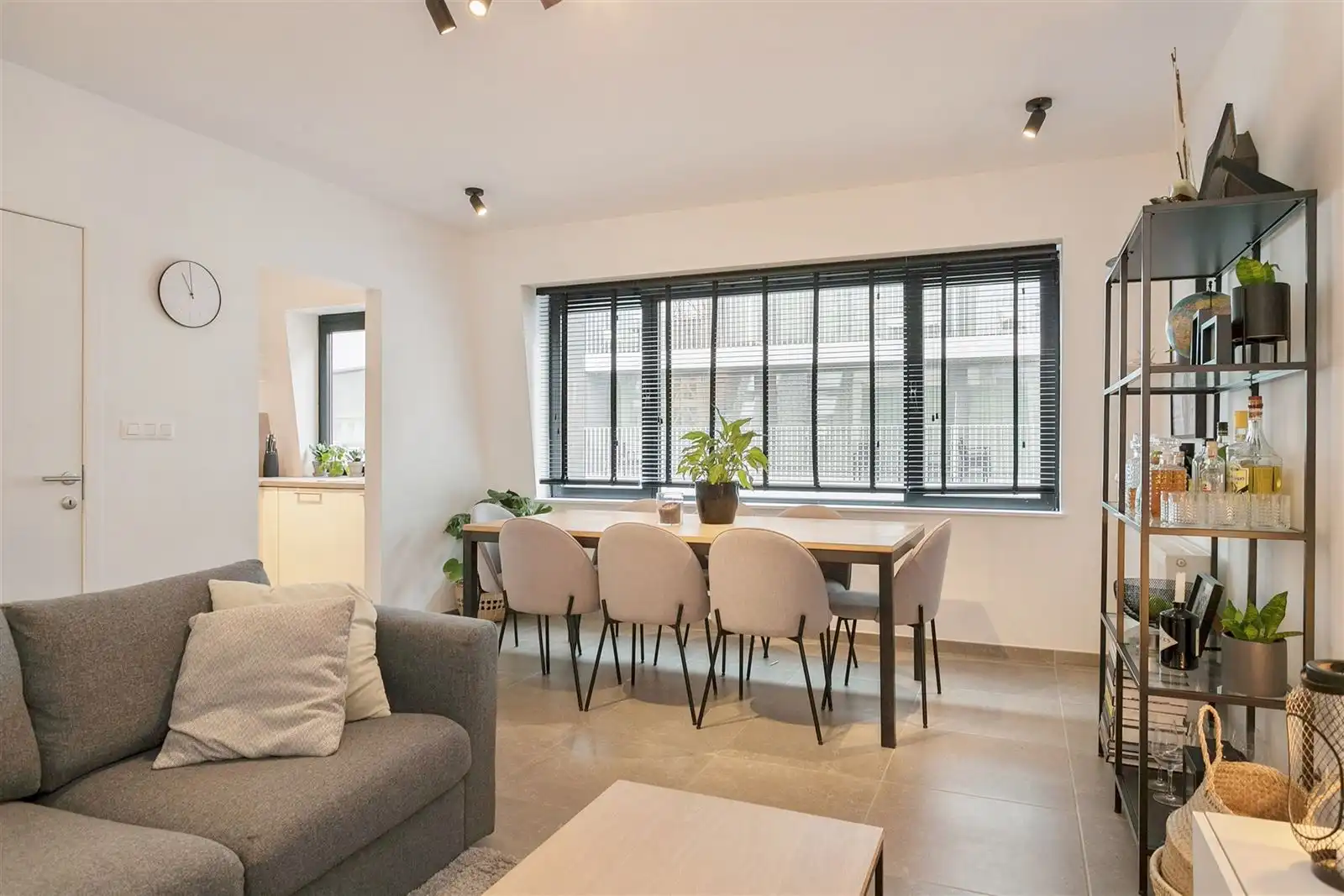 FURNISHED 1 BEDROOM CITY APARMTENT! foto 2
