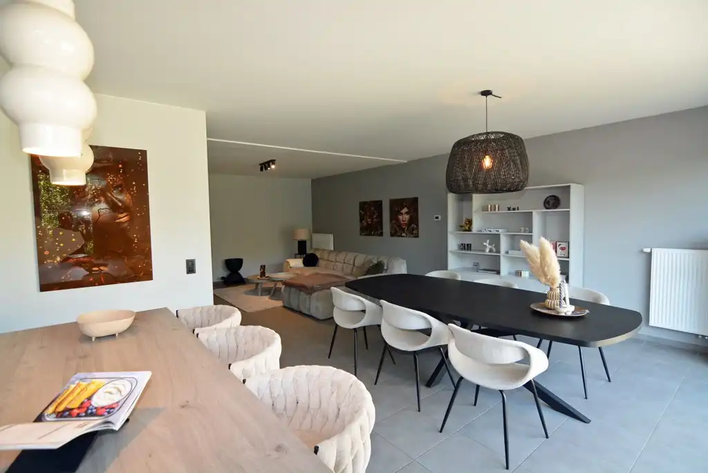 Gelijkvloers appartement met 2 slpk, ruim terras, tuin en 2 autostandplaatsen. foto 8