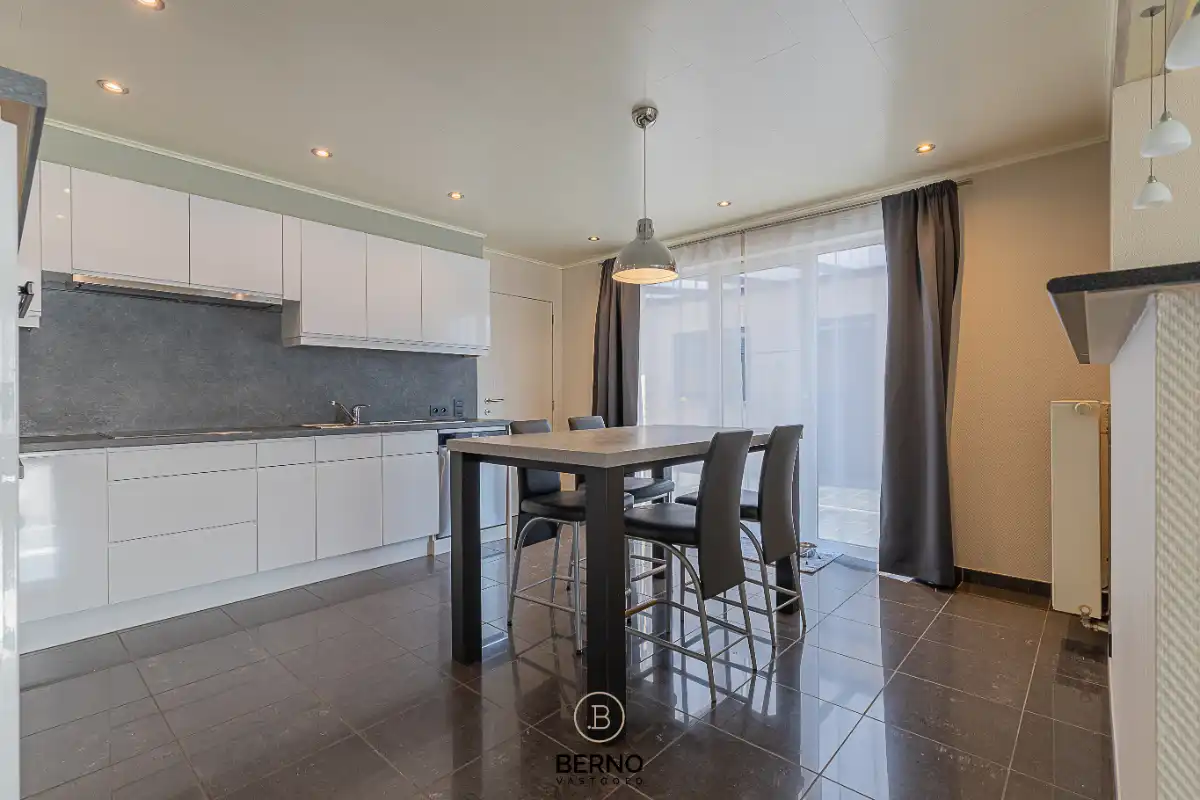 Ruime halfopen bebouwing met bijgebouw foto 8