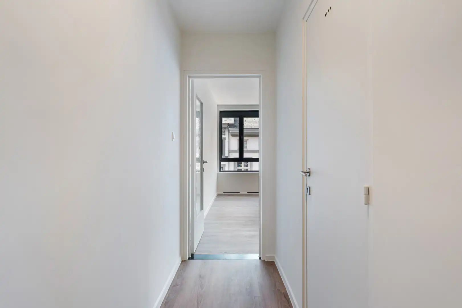 Stijlvol gerenoveerd appartement met moderne uitstraling in het centrum van Maaseik!  foto 4