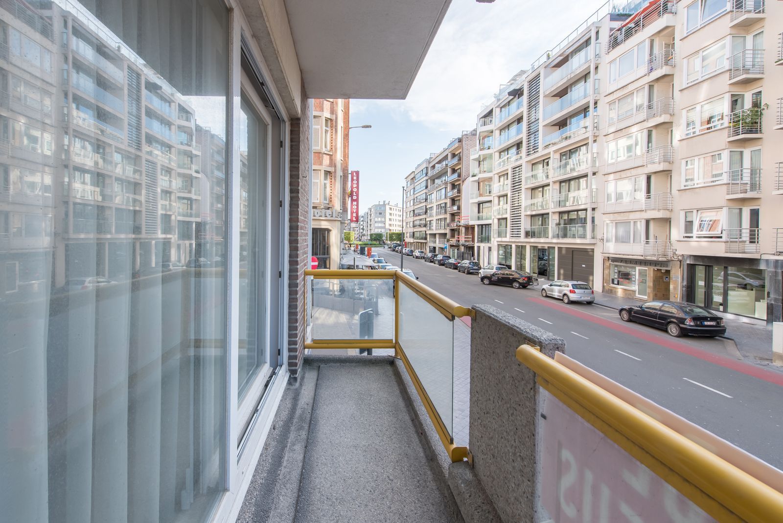 Ruim appartement met 3 slaapkamers en zonnig terras in hartje Oostende, pal aan het strand foto 8