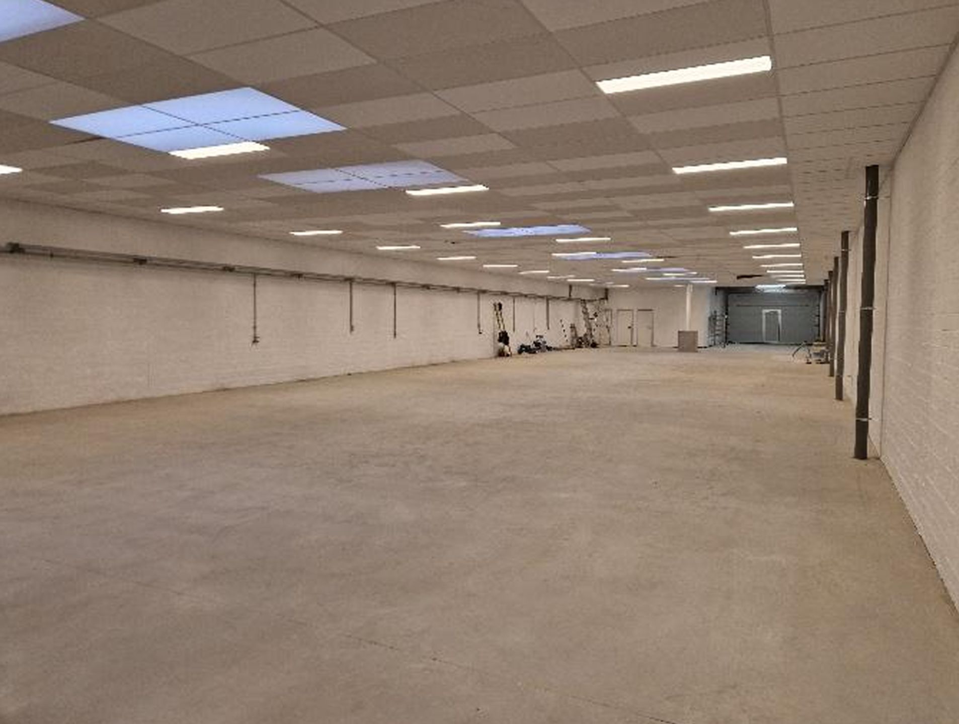 Gerenoveerd bedrijfsgebouw te huur. foto 4