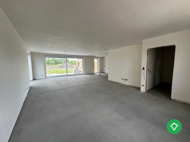 Halfopen nieuwbouwwoning met drie slaapkamers en carport in Moere foto 3