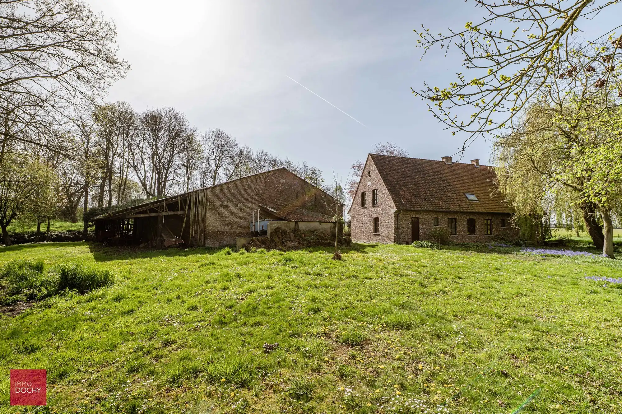 Historische omwalde hoeve met verschillende bijgebouwen foto 11