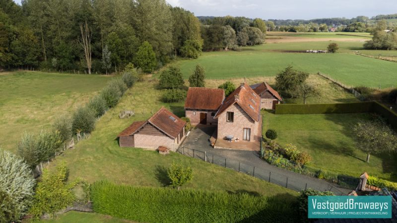 Uniek gelegen landhuis te koop omringd door een oase van groen foto 2