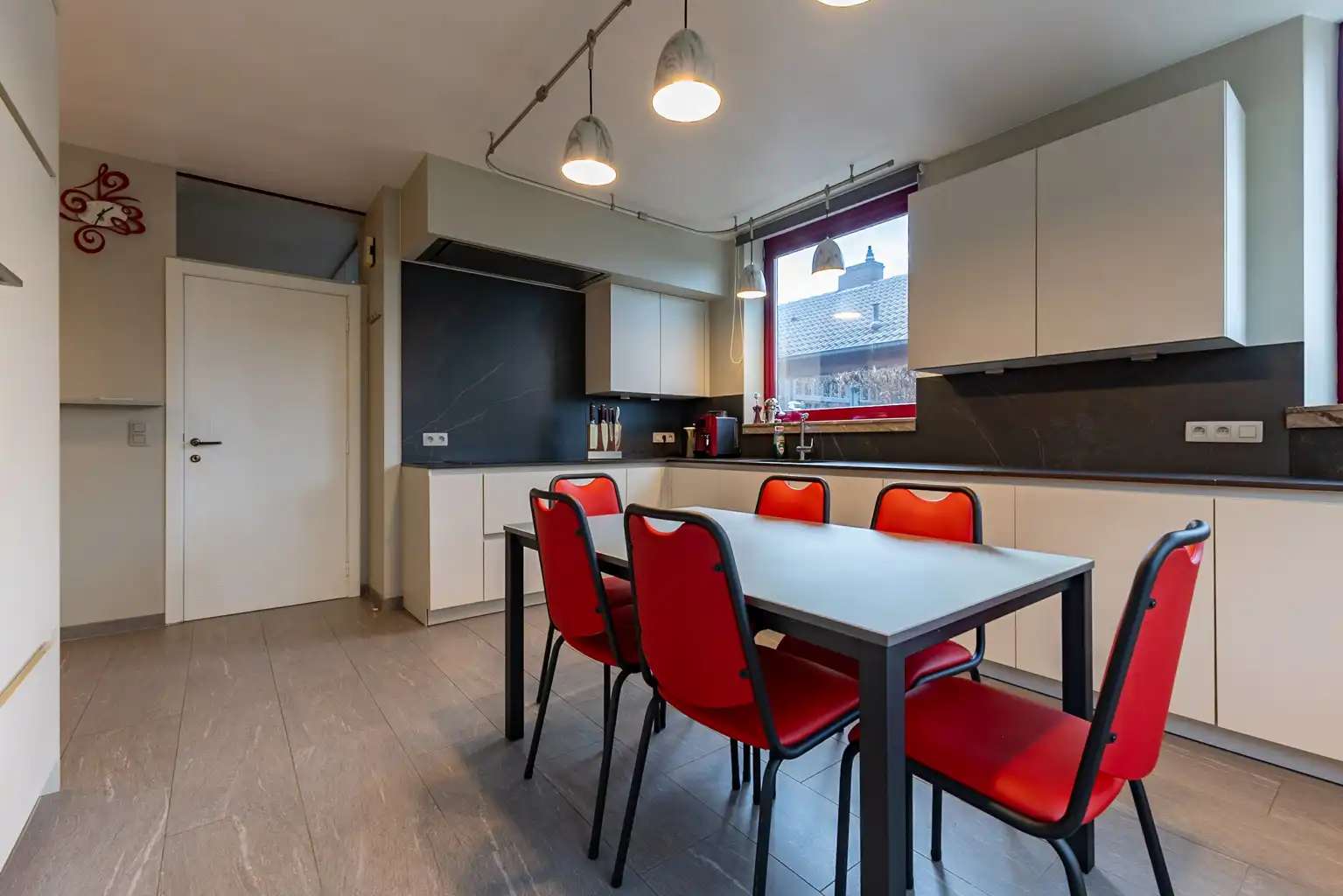 Ruime woning: 5 slpks, garage en grote tuin op toplocatie foto 10