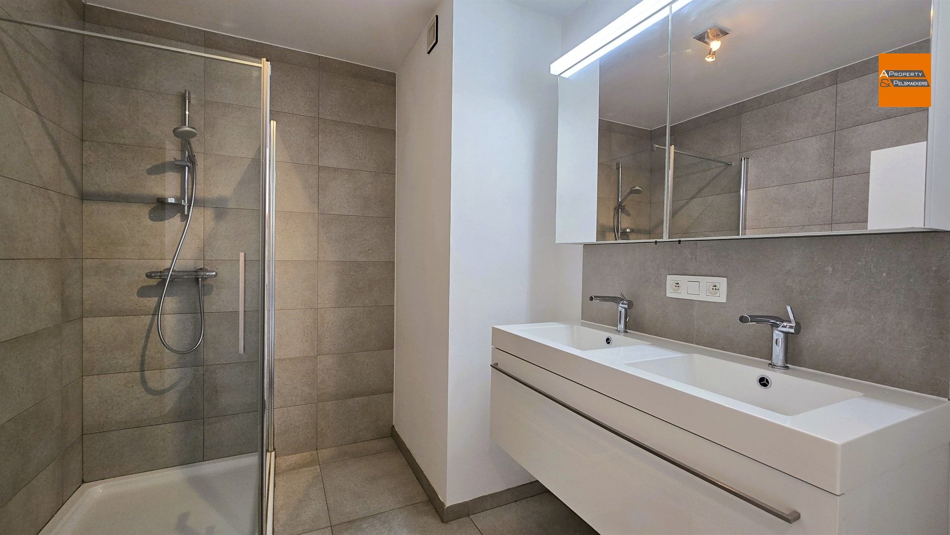  Gelijkvloersappartement met 2 slaapkamers, tuin, berging en parking foto 6