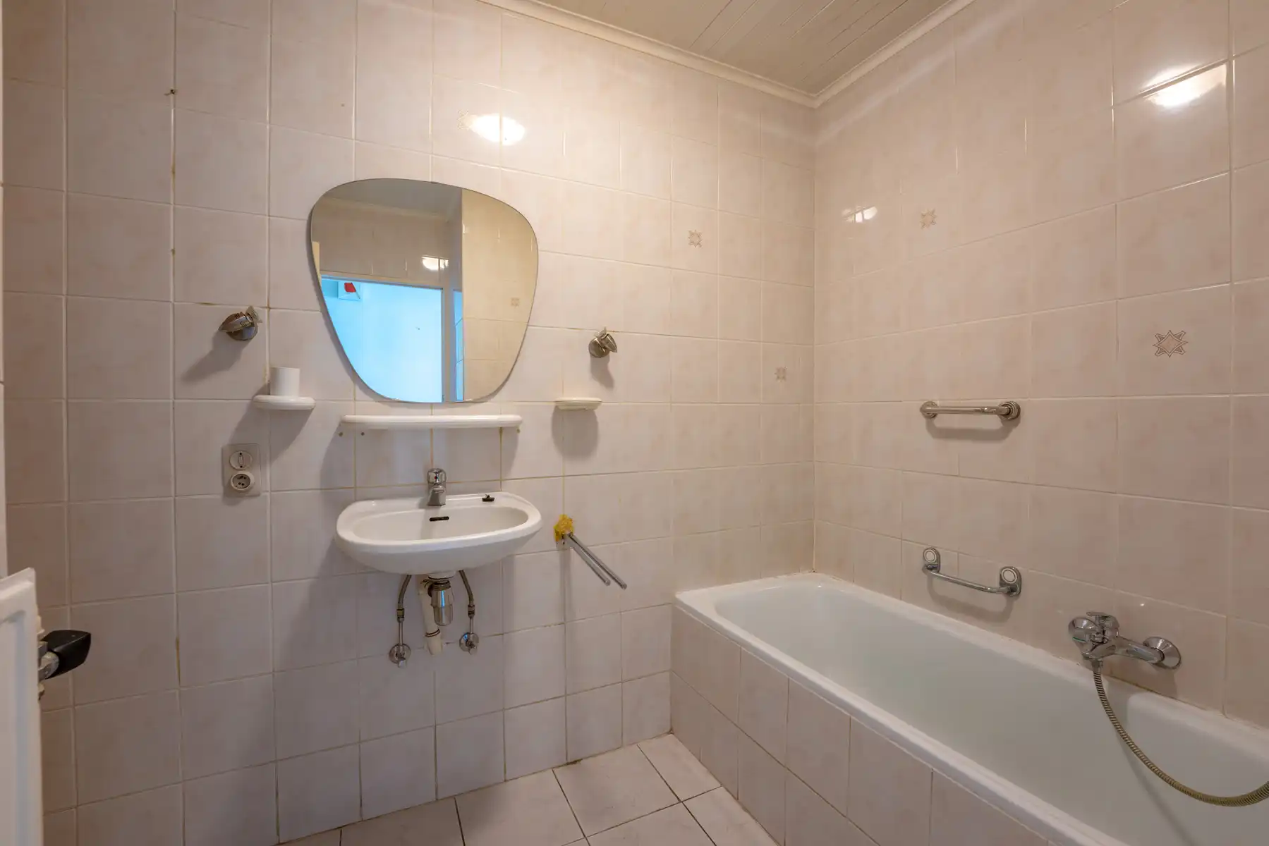 Te renoveren gelijkvloers appartement met 2 slaapkamers en garagebox! foto 9