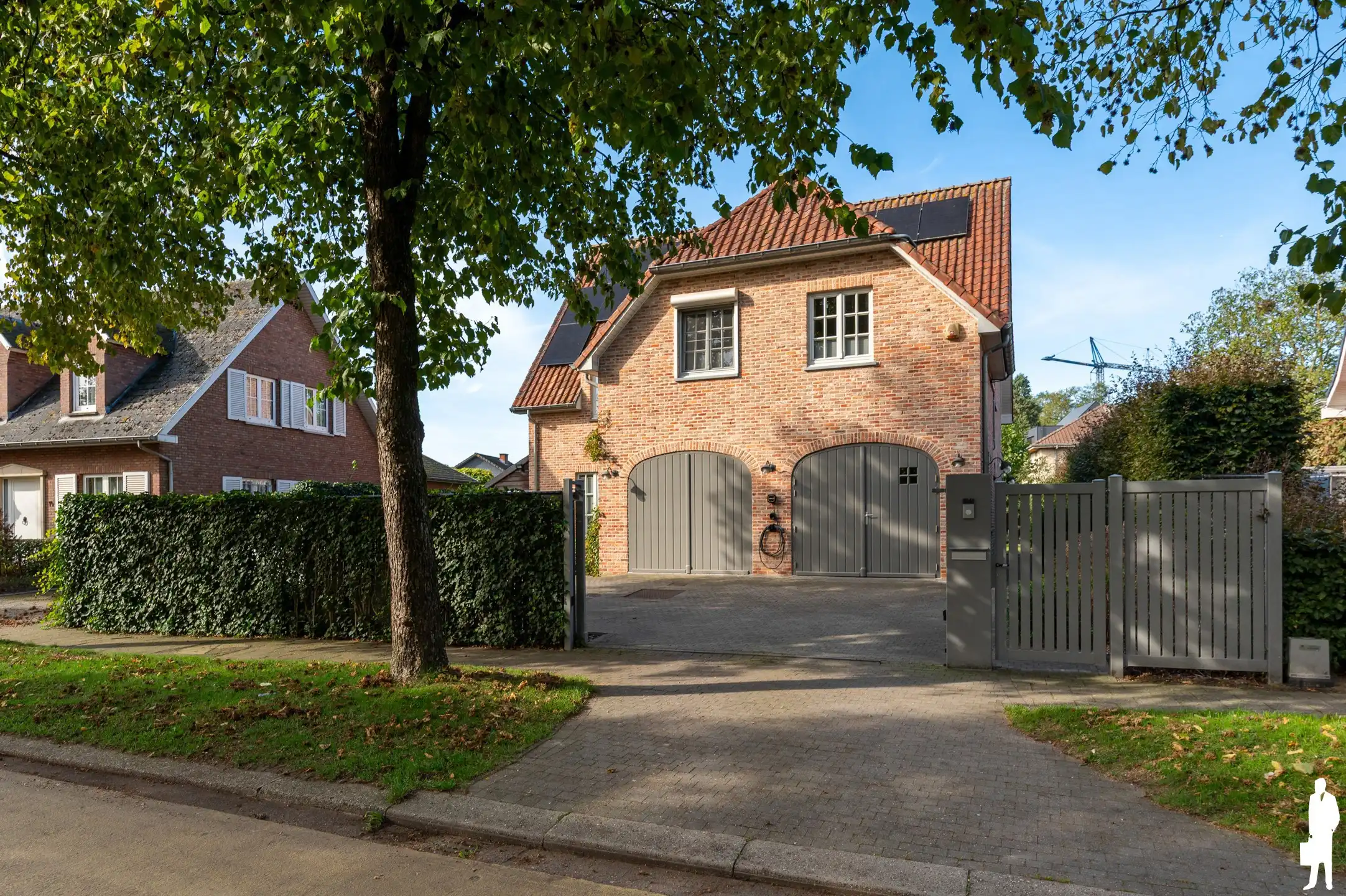 Exclusief karaktervolle villa met 4 slaapkamers, praktijkruimte, zwembad en aangelegde tuin nabij het centrum van Essen foto {{pictureIndex}}
