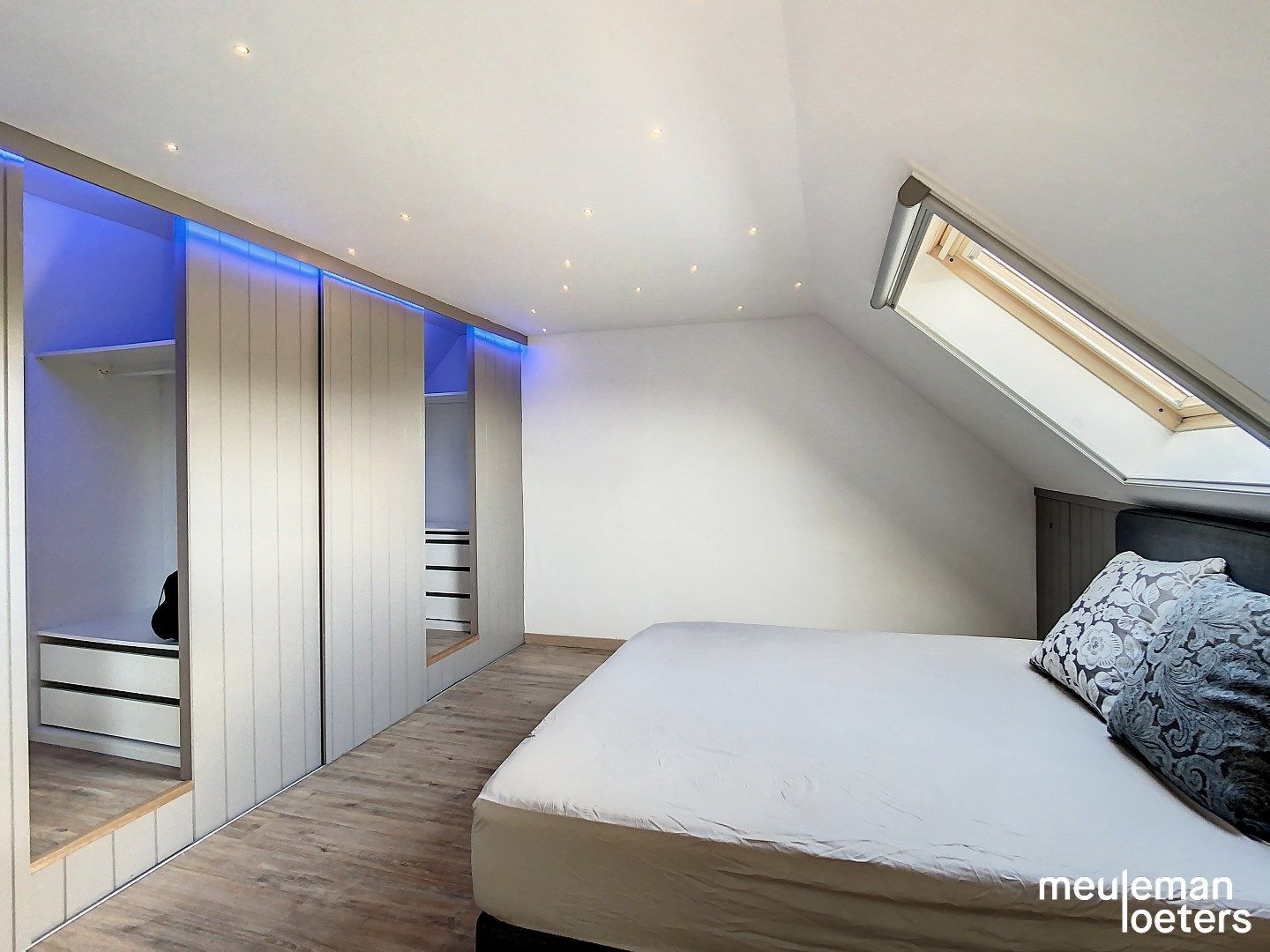 Ruim en lichtrijk appartement  met drie slaapkamers foto 9