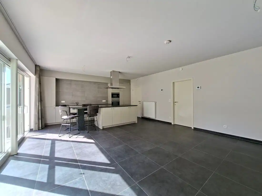 Modern en stijlvol gelijkvloers appartement net buiten Genk centrum foto 5